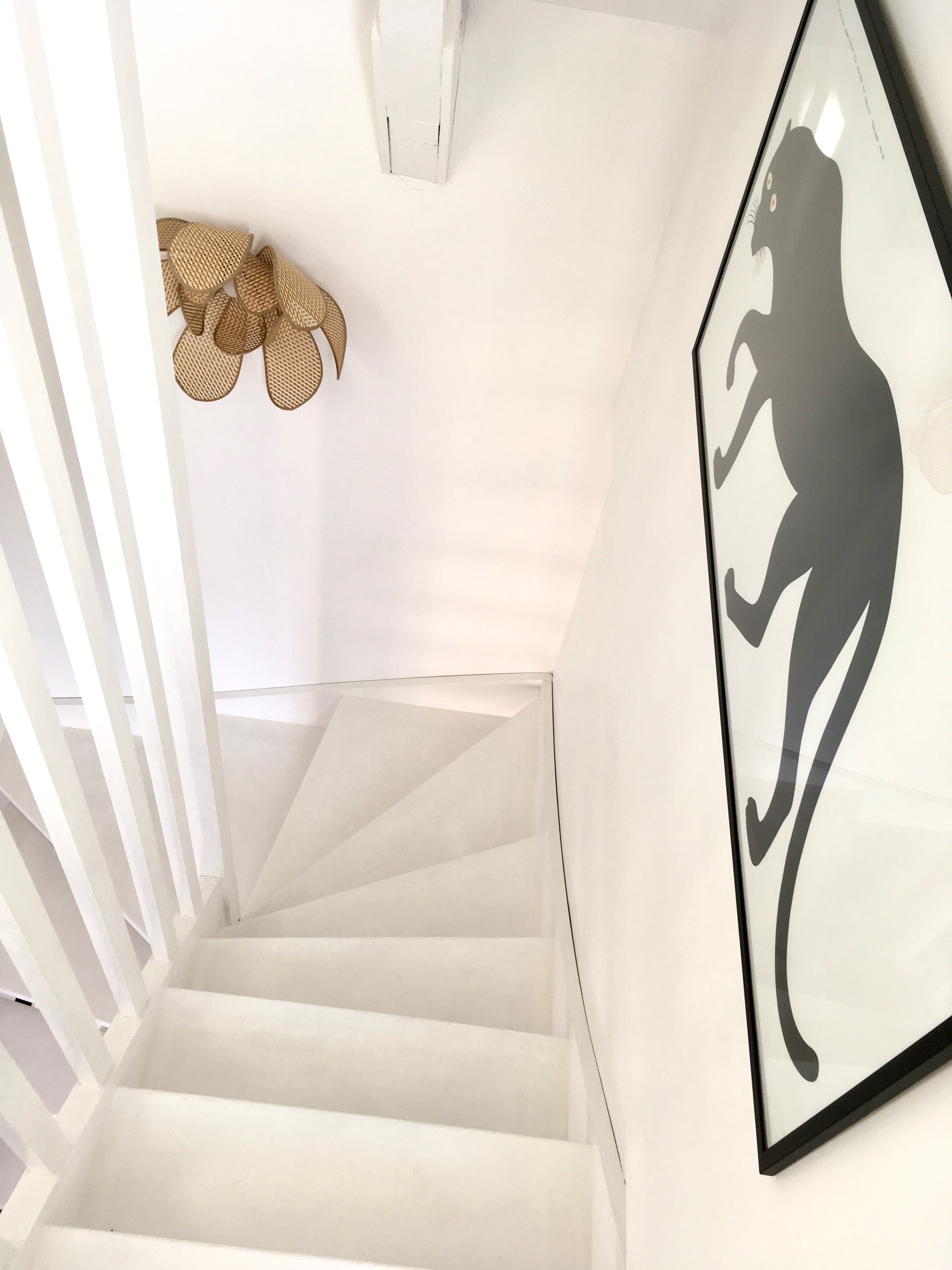 décoration escalier, tableau dans cage d'escalier, enzo mari, rotin, lampe chinée, peinture escalier, de quelle couleur peindre son escalier en bois